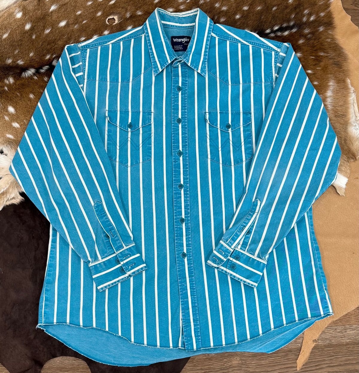 Wrangler Brushpopper Turquoise and White L but says 17 1/2- 35